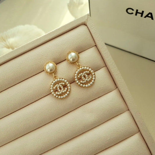 Drop pearl CC earring