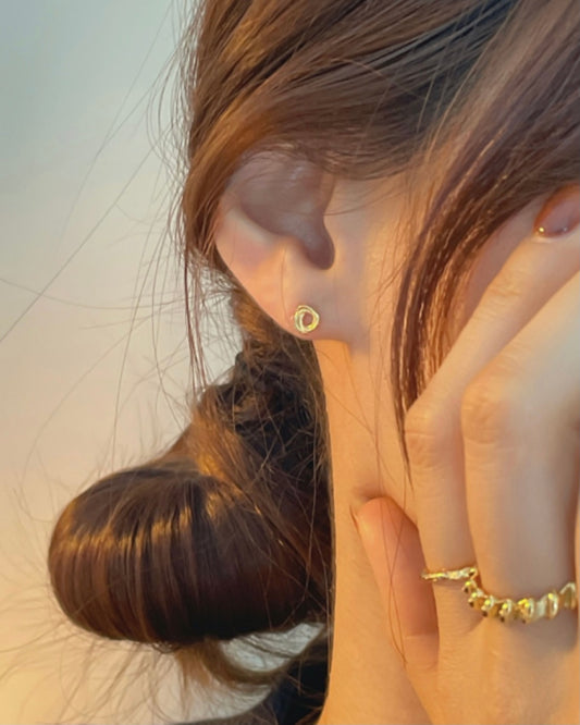 Mini twist circle earrings