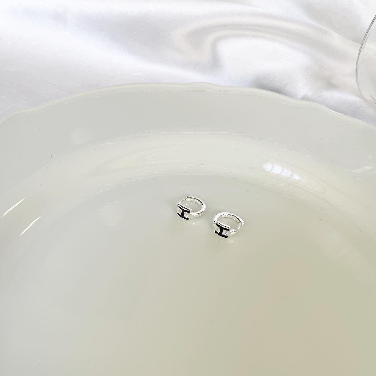 H one-touch earrings