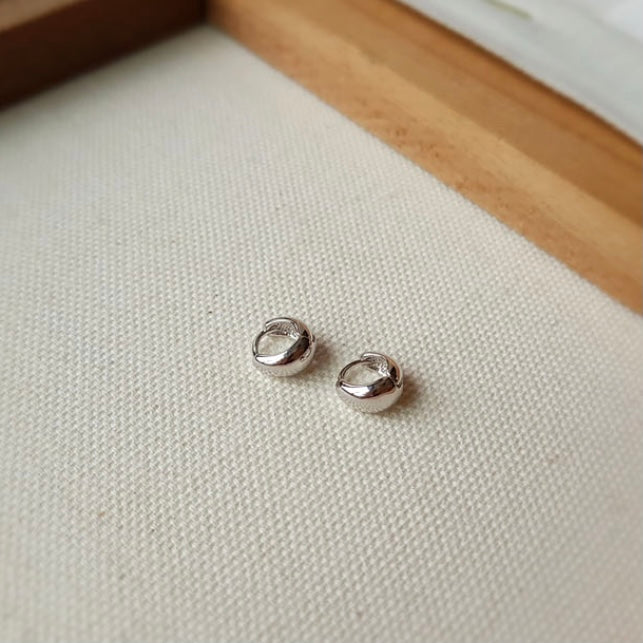 Mini bold one-touch earrings