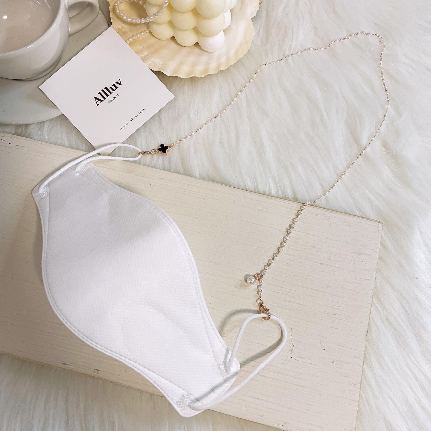 Pearl clover mask strap