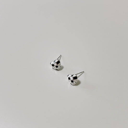 Checkered heart earrings
