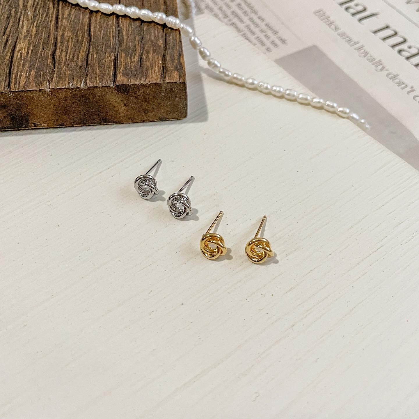 Mini twist circle earrings