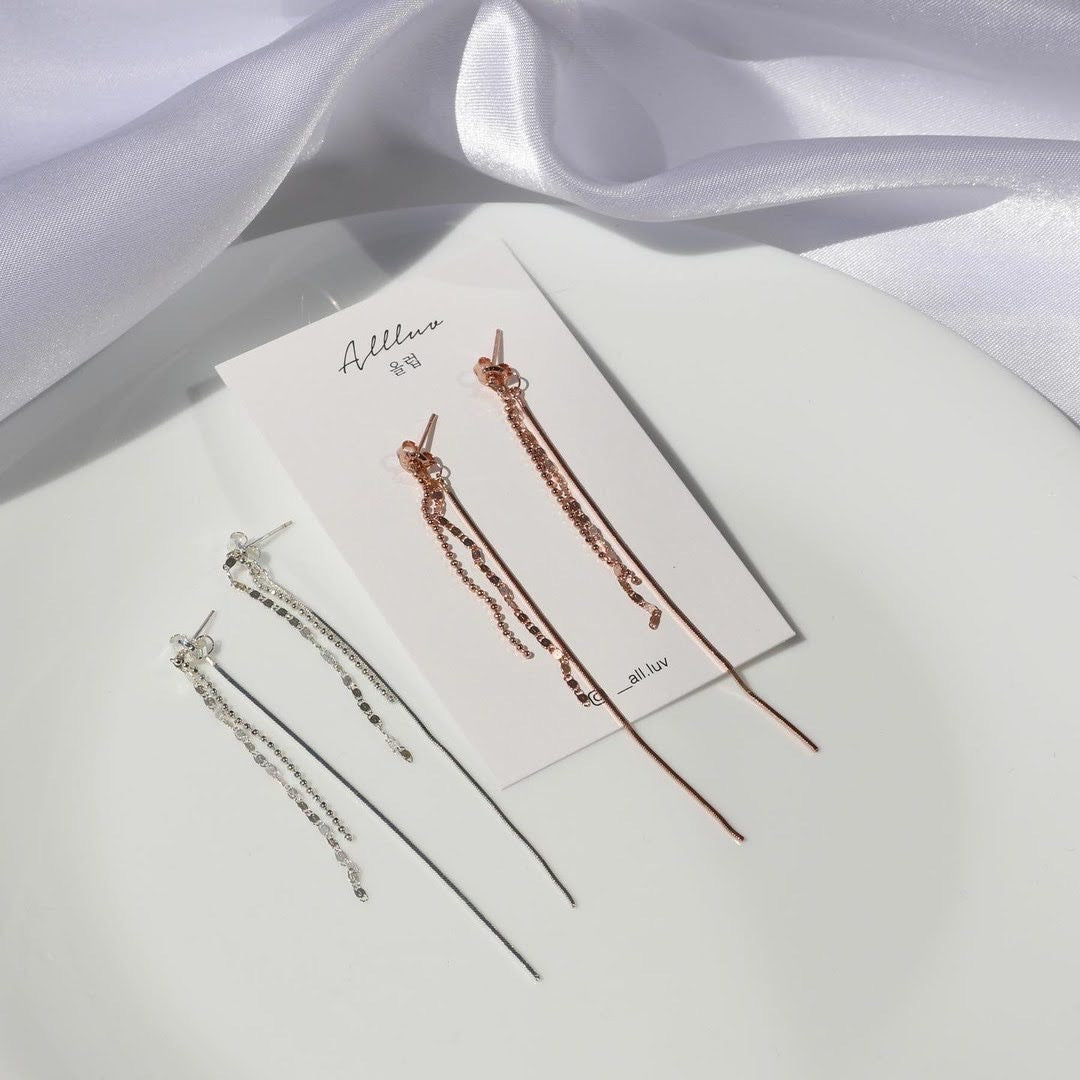 IU long chain earrings