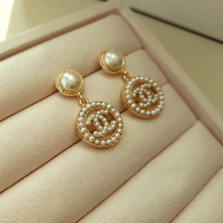 Drop pearl CC earring