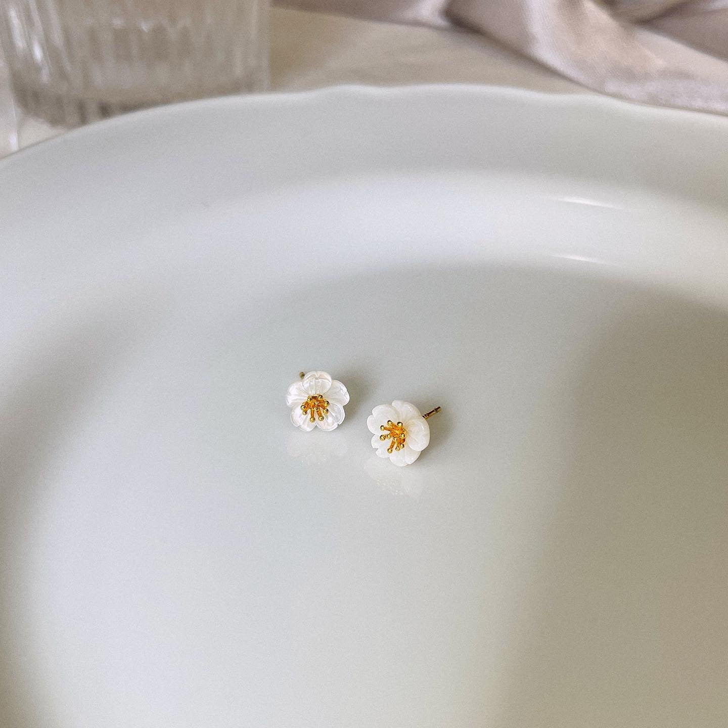 Shell flower stud earrings