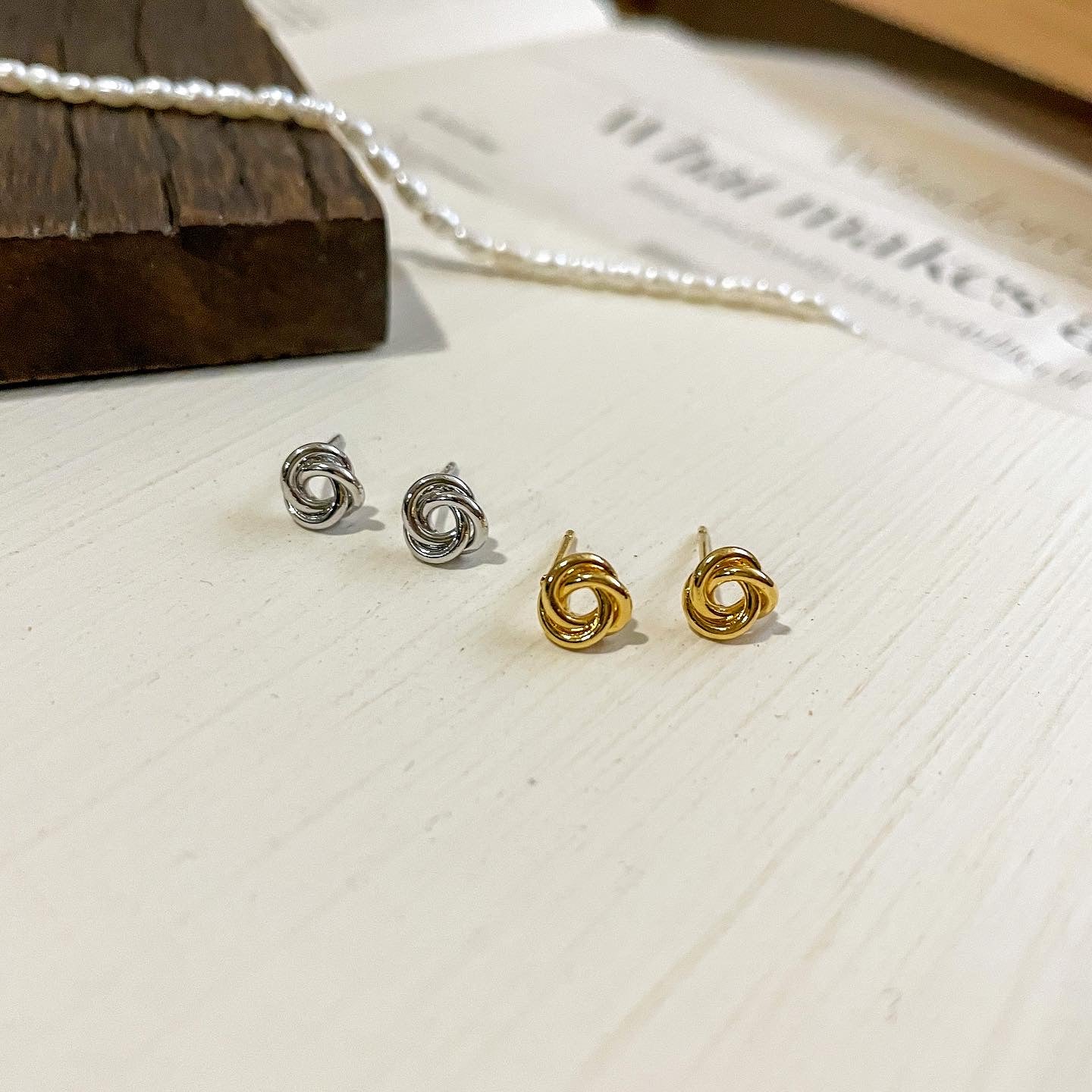 Mini twist circle earrings