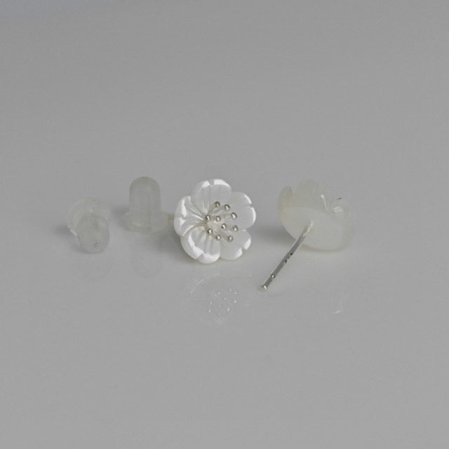 Shell flower stud earrings