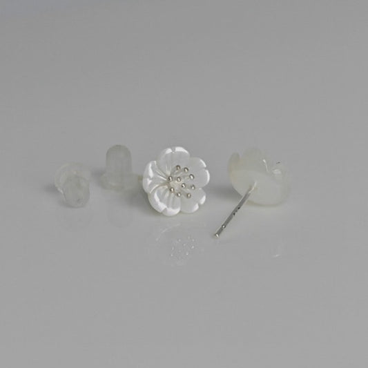 Shell flower stud earrings