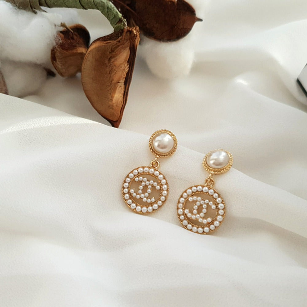 Drop pearl CC earring