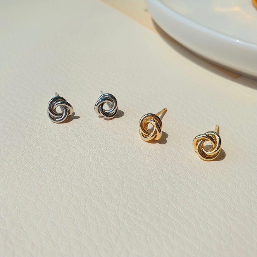 Mini twist circle earrings