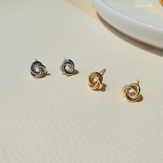 Mini twist circle earrings