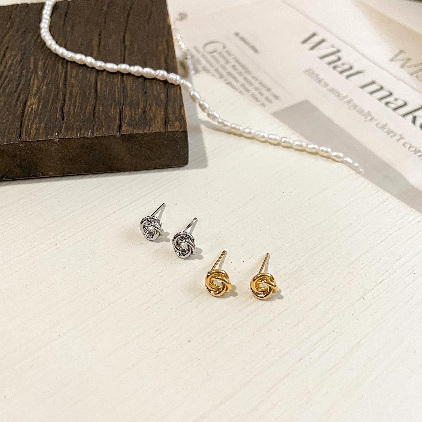 Mini twist circle earrings