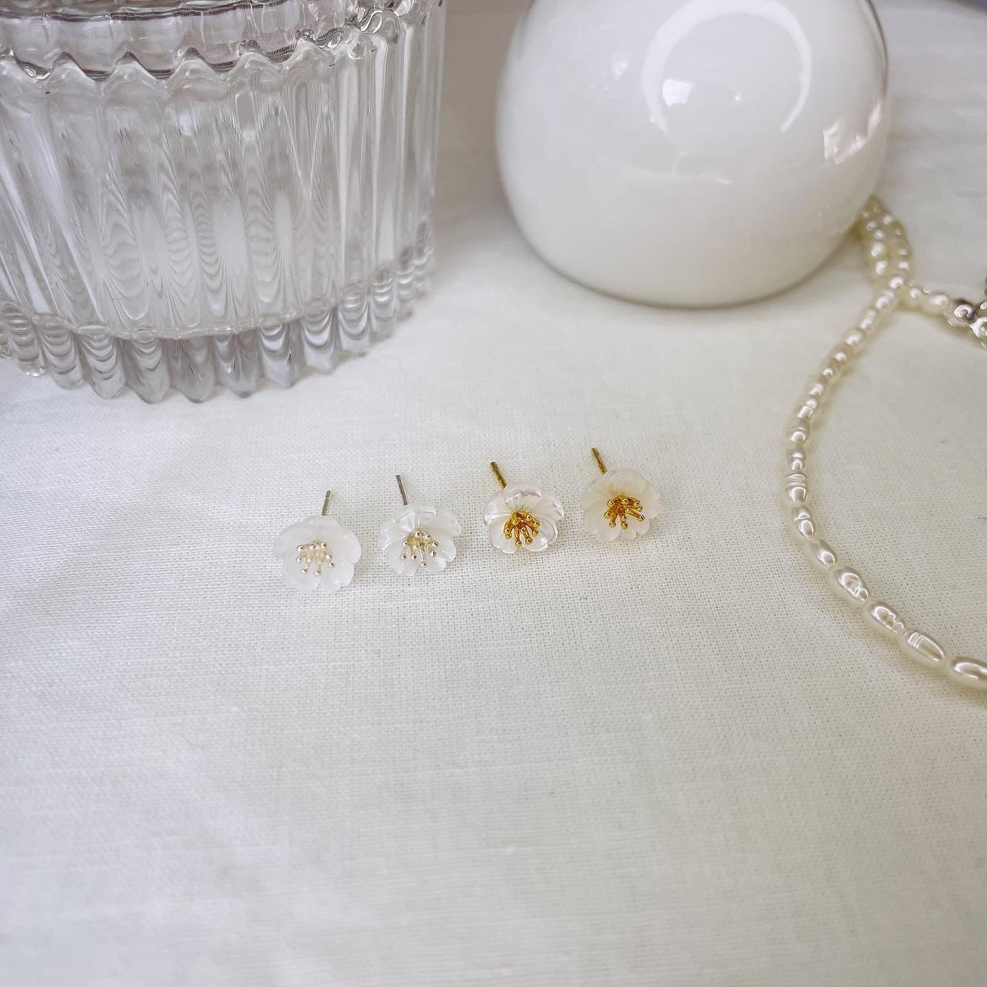 Shell flower stud earrings