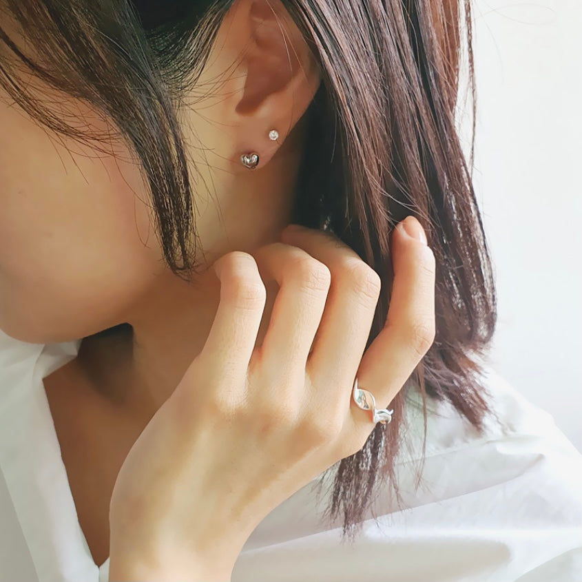 Volume heart stud earrings