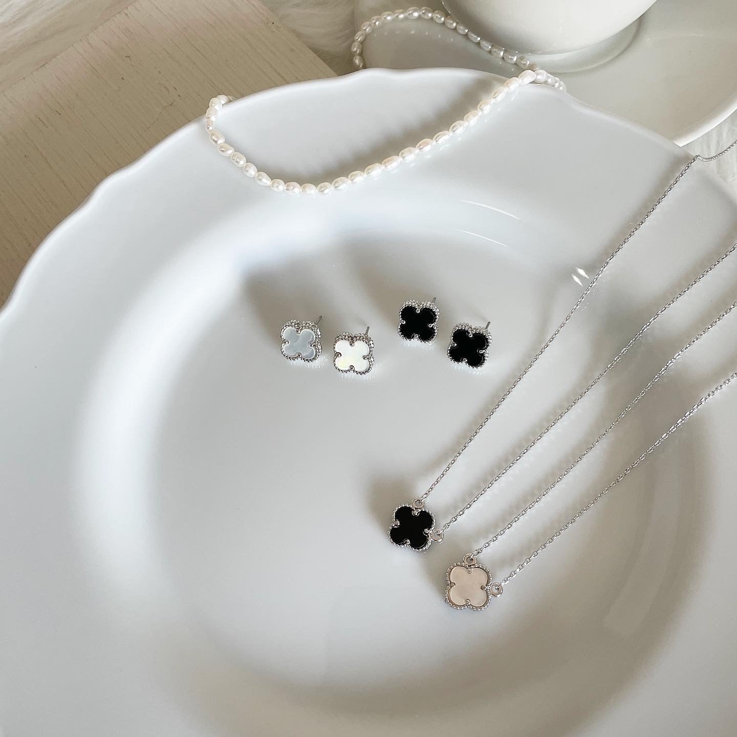 Basic clover necklace