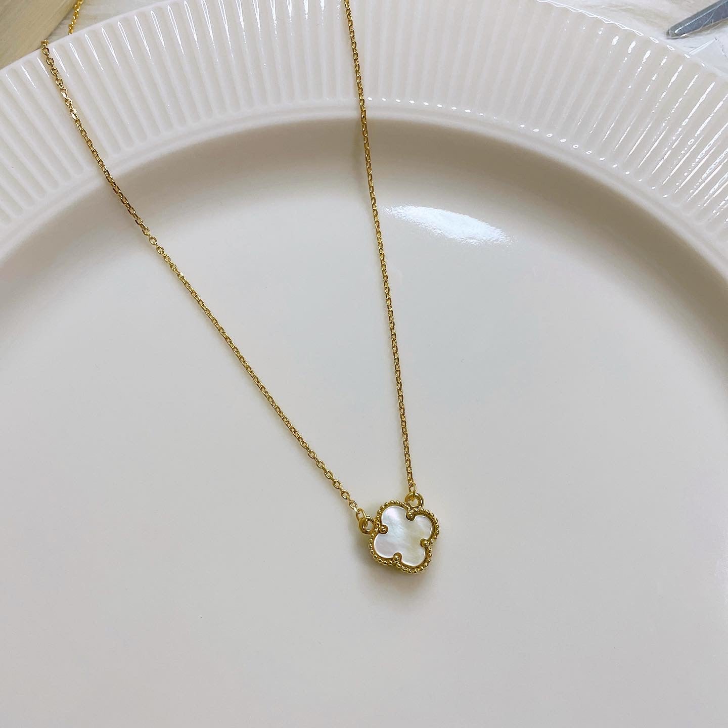 Basic clover necklace