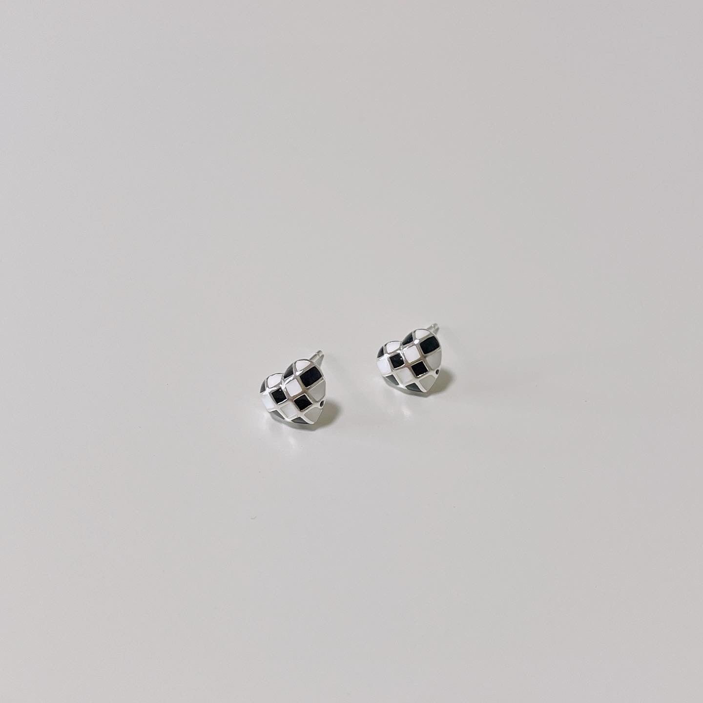 Checkered heart earrings