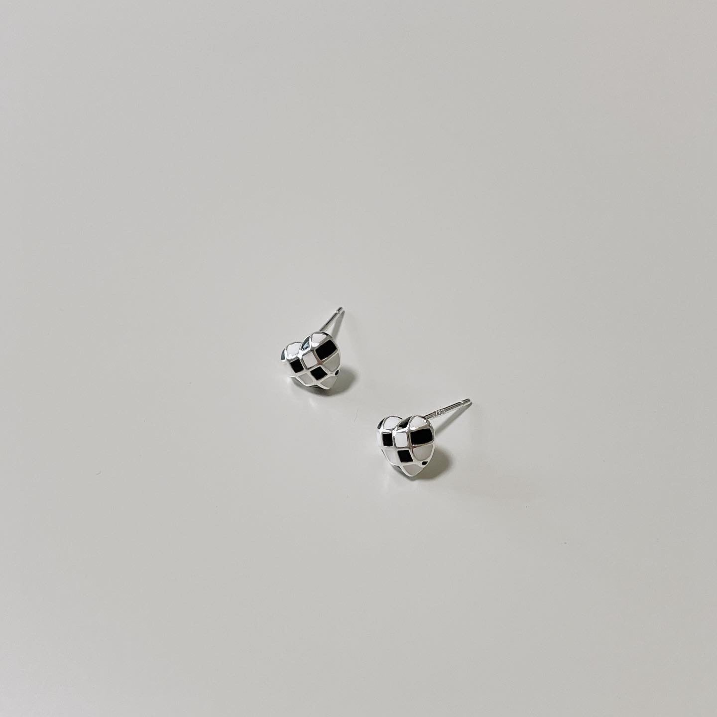 Checkered heart earrings