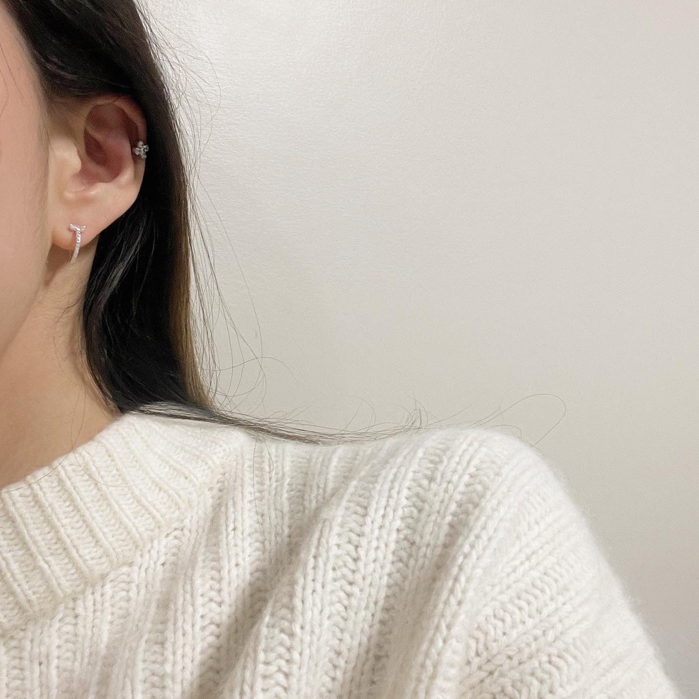 Cubic T one-touch earrings