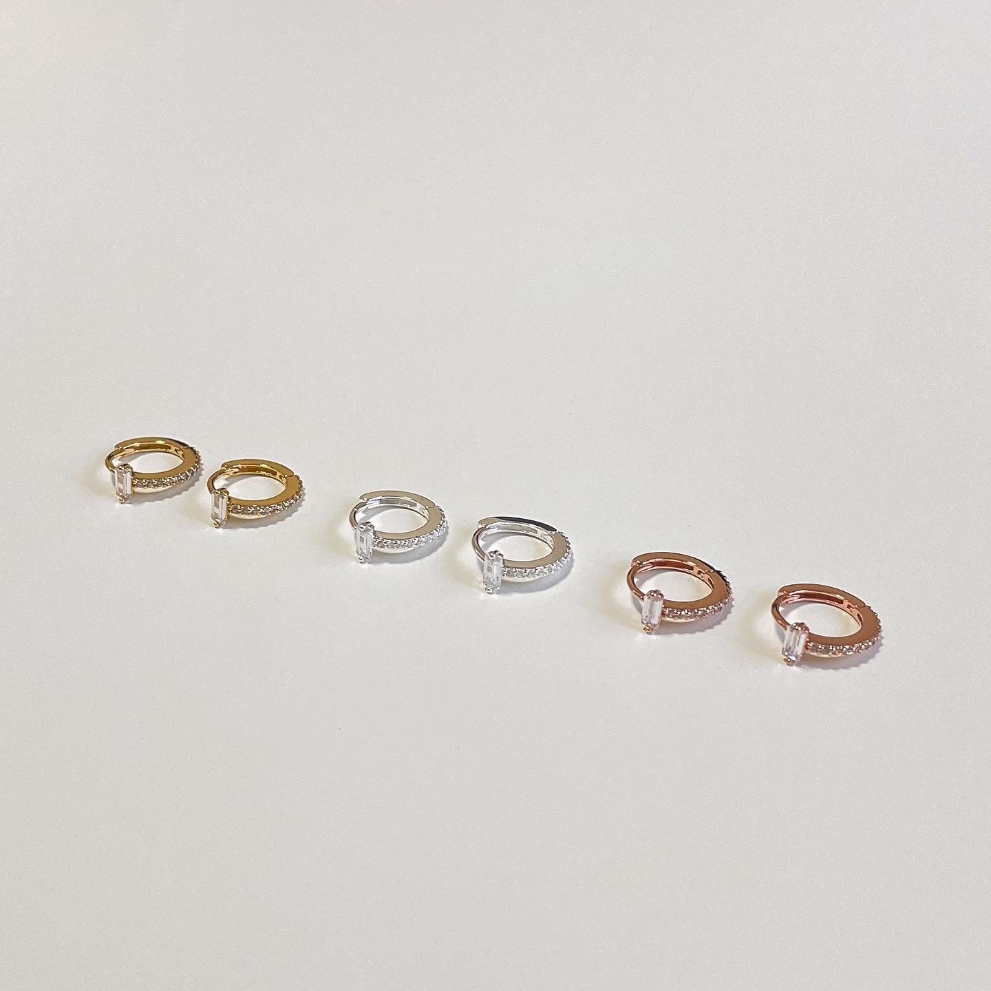 Cubic T one-touch earrings