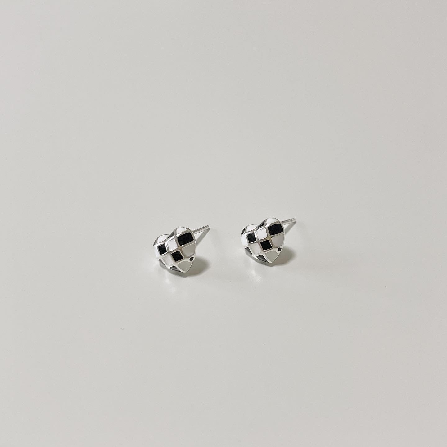 Checkered heart earrings