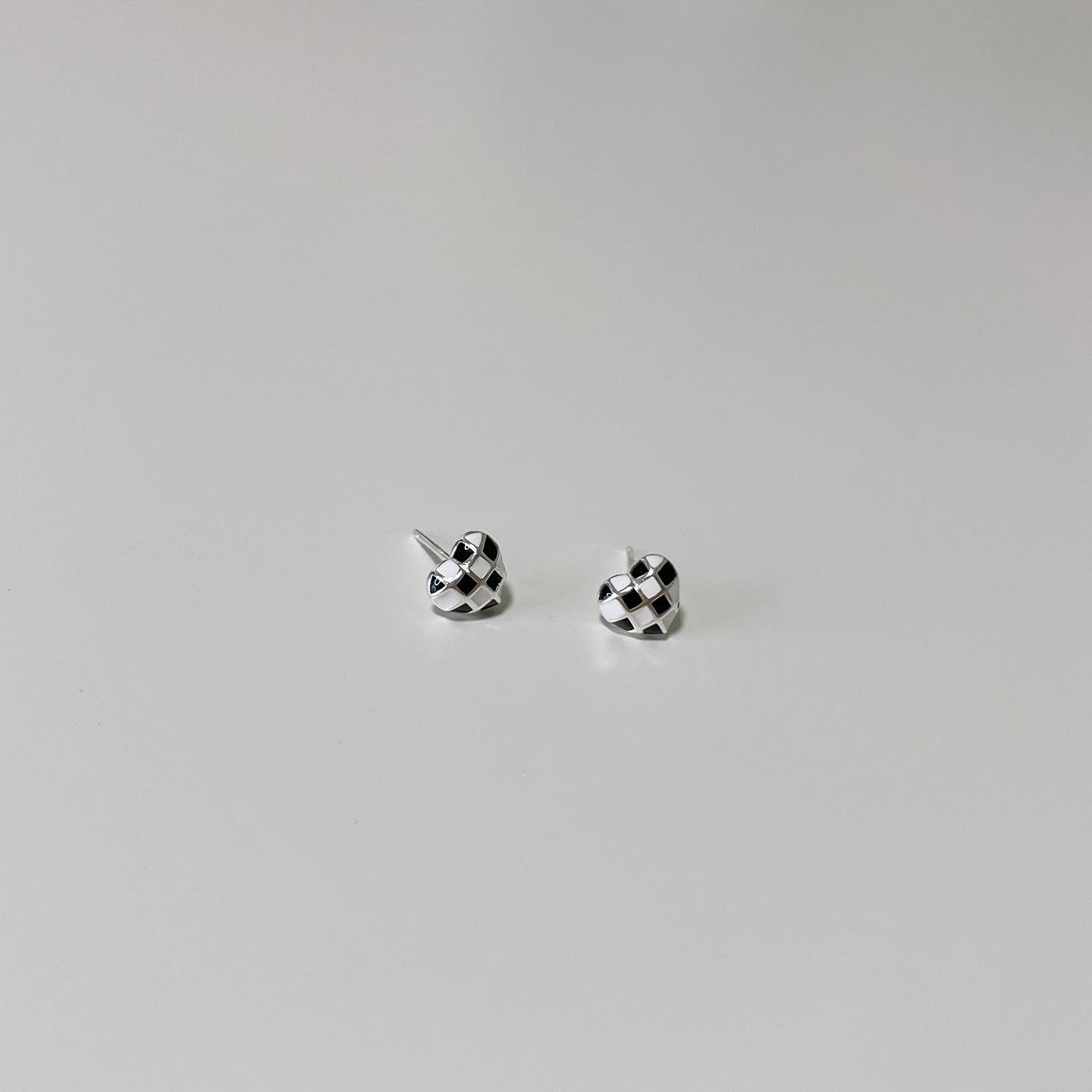 Checkered heart earrings