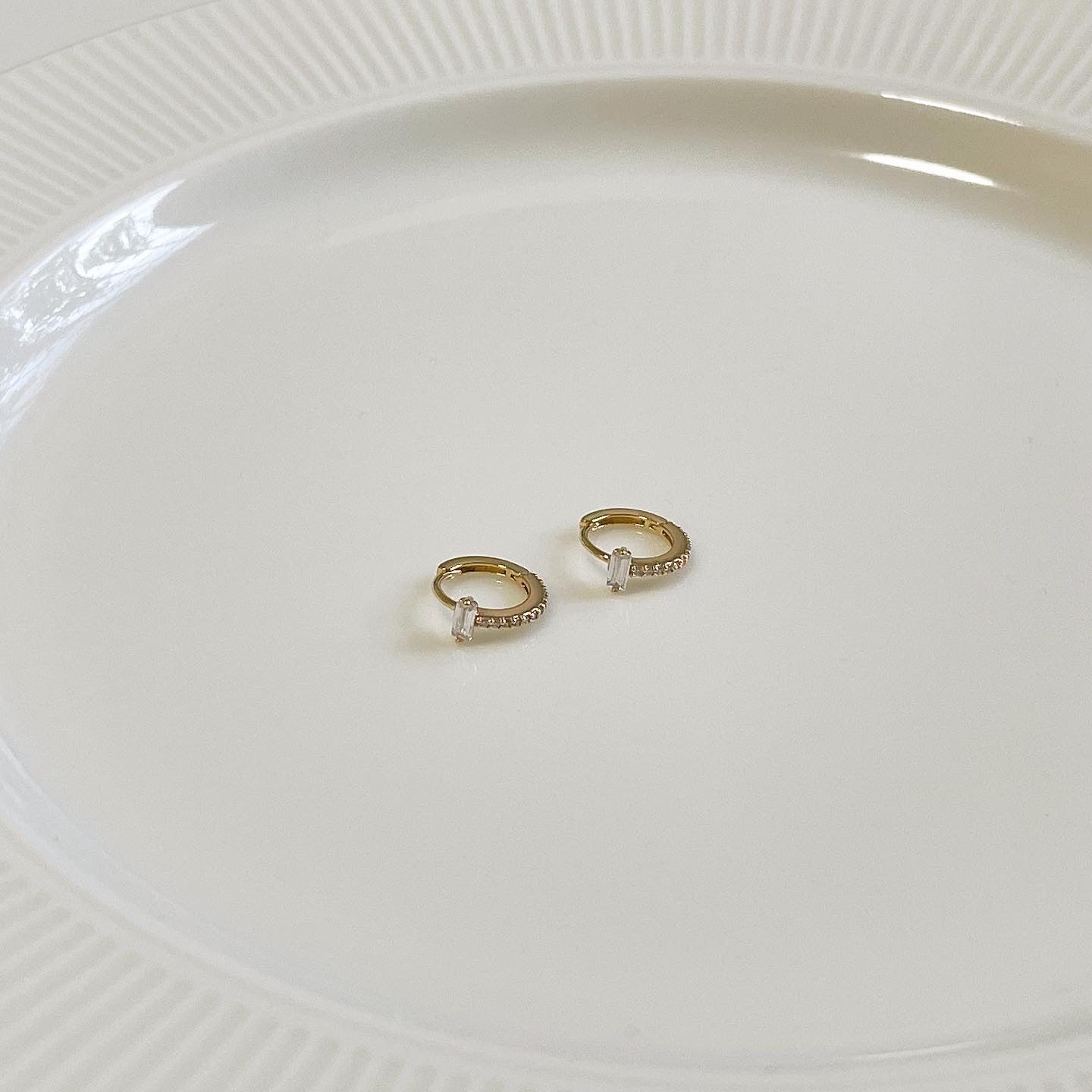 Cubic T one-touch earrings