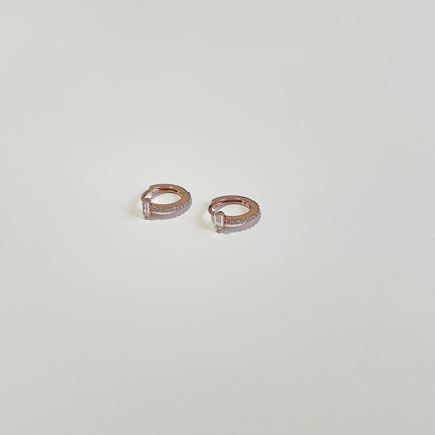 Cubic T one-touch earrings