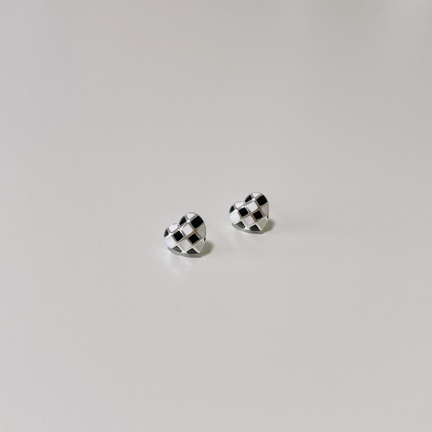 Checkered heart earrings
