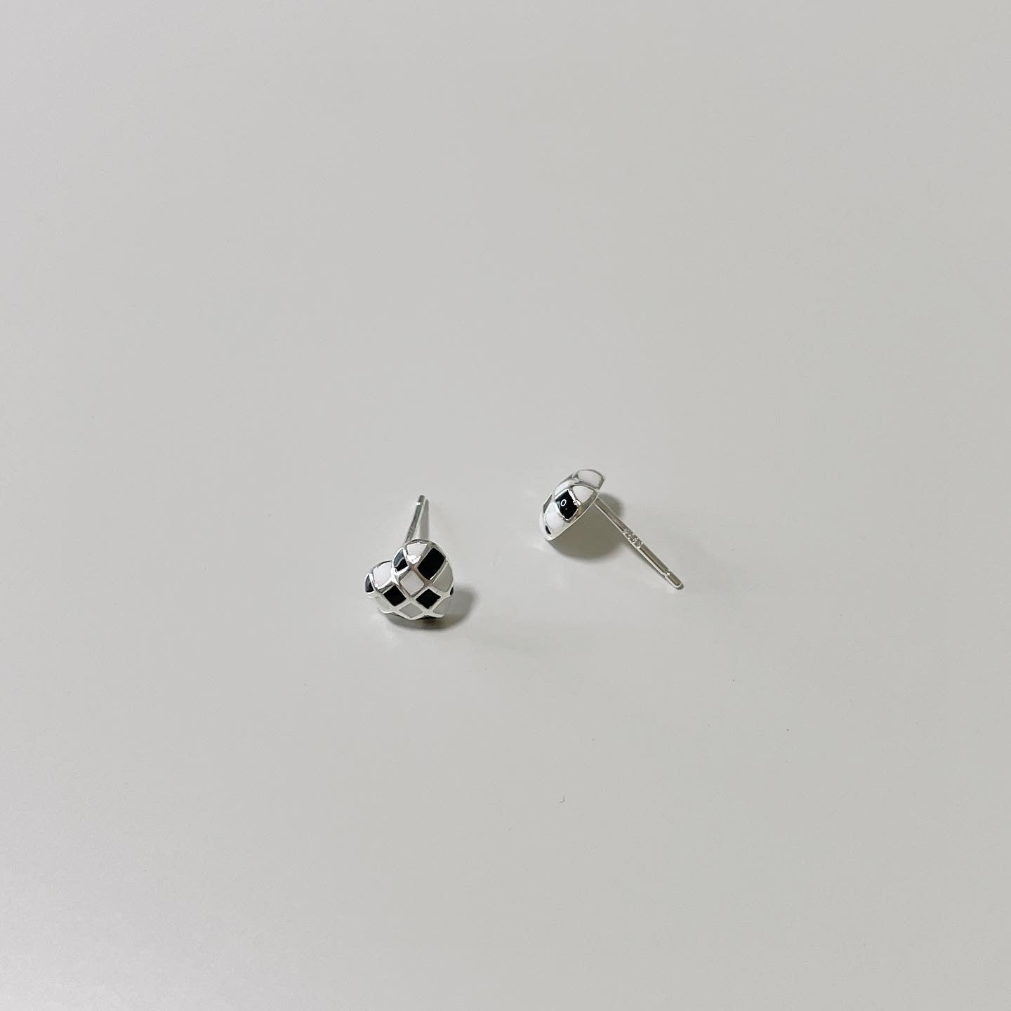 Checkered heart earrings