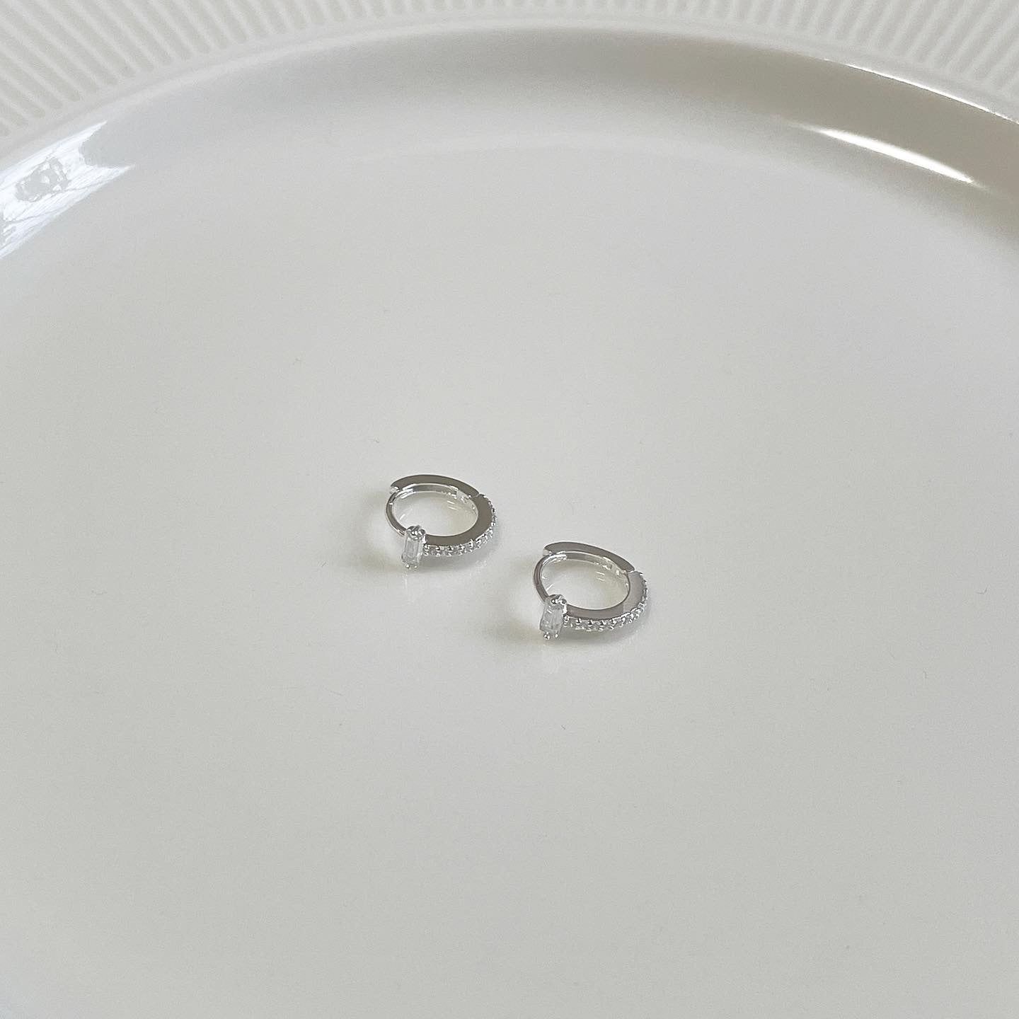 Cubic T one-touch earrings